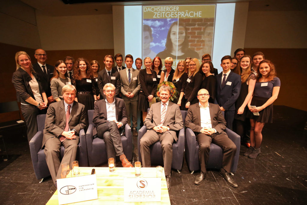 Gruppenfoto der Schüler und Experten bei den Dachsberger Zeitgesprächen 2015