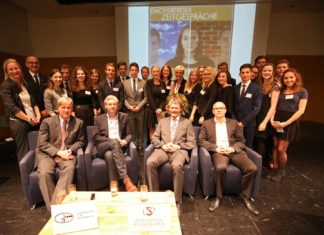 Gruppenfoto der Schüler und Experten bei den Dachsberger Zeitgesprächen 2015