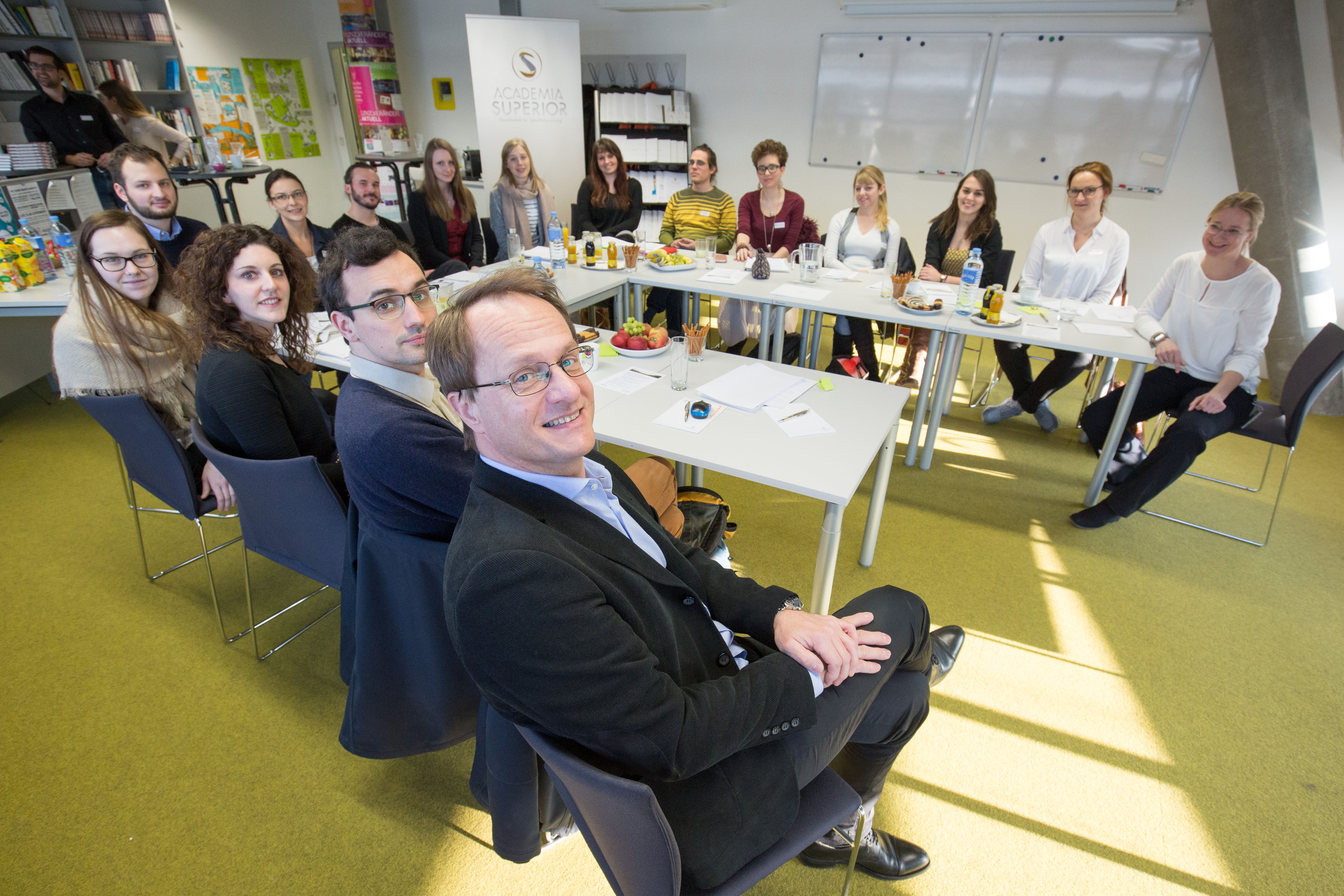 Foto 1: Markus Hengstschläger (im Vordergrund) mit Studierenden