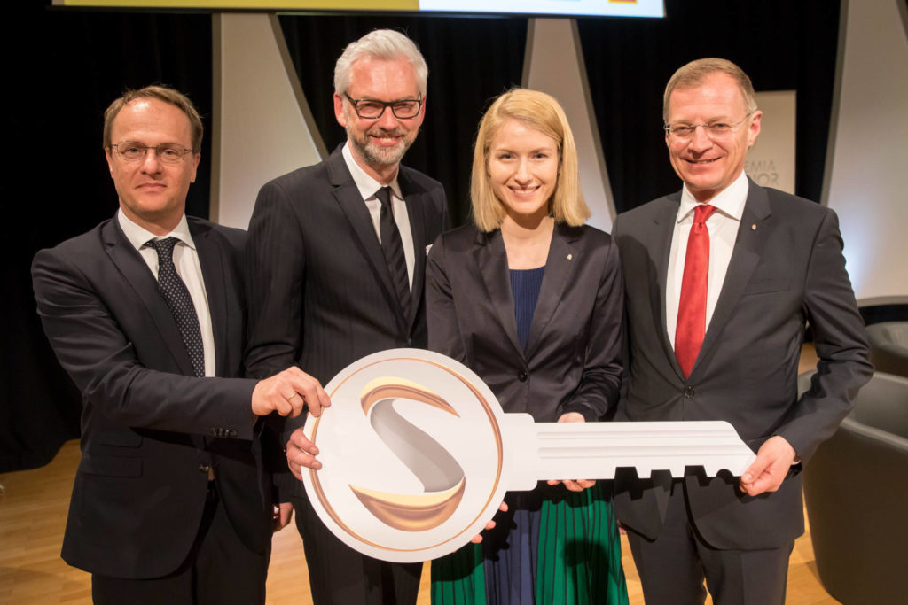 Symbolic key handover by Michael Strugl to Christine Haberlander