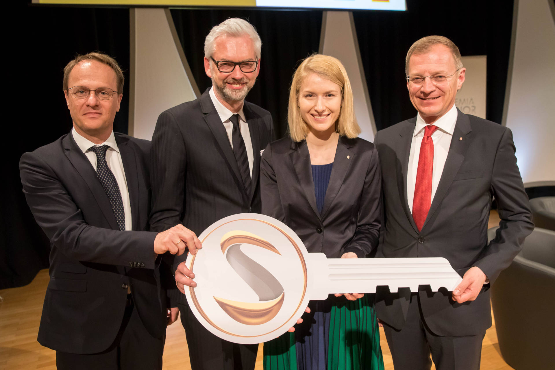 Symbolic key handover by Michael Strugl to Christine Haberlander