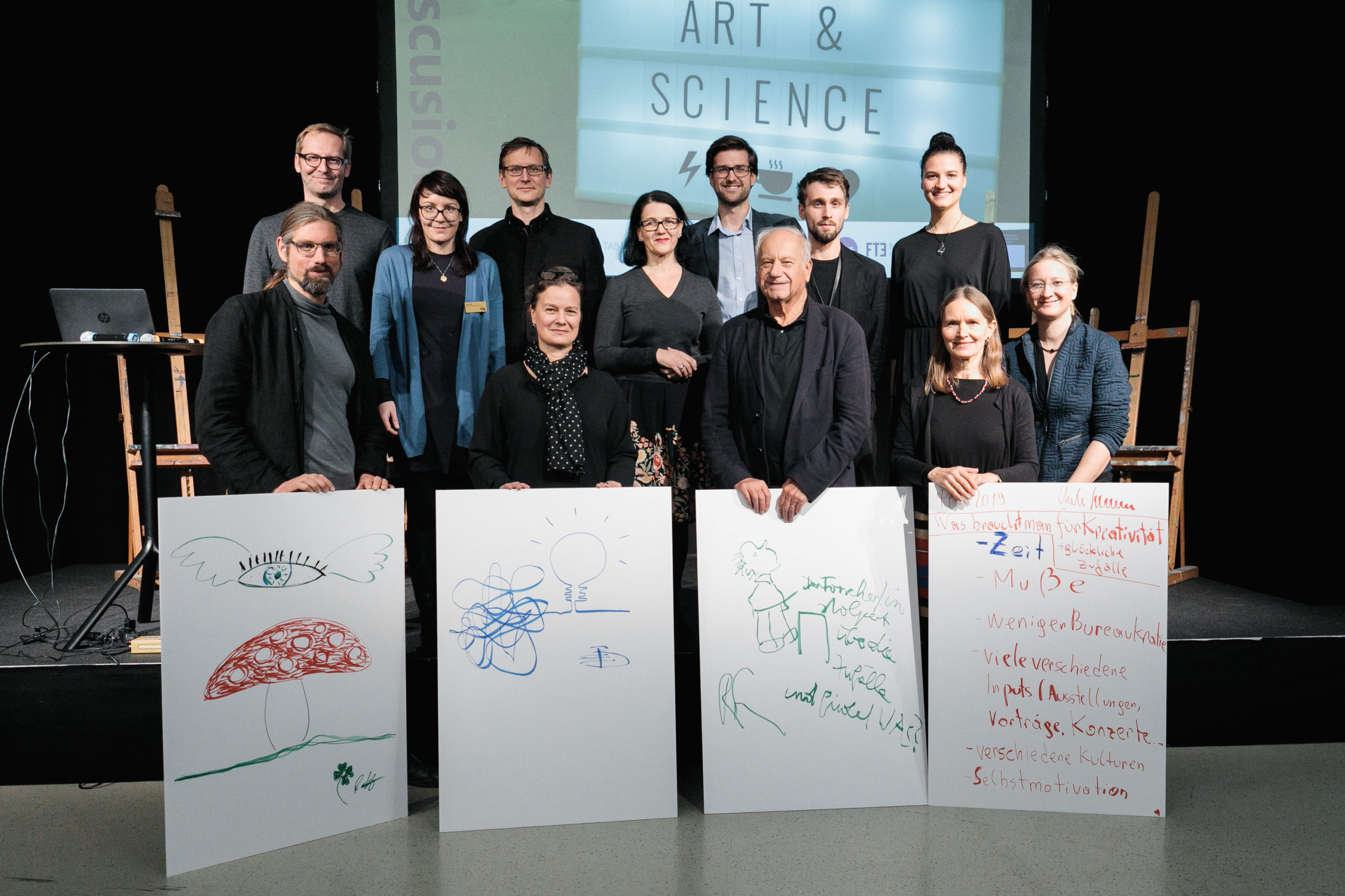 Foto 1: Gruppenfoto der Speaker*innen und des Organisationsteams von Crossing Art & Science No.3, Foto: vog.photo