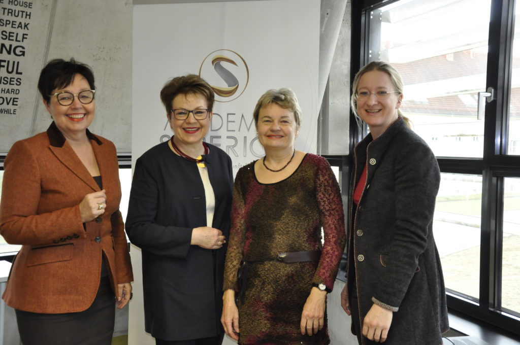 Foto v.l.n.r.: Claudia Durchschlag (Frauen im Trend), Ingrid Trauner (Trauner Verlag), Reinhilde Spiekermann (BRG Enns), Claudia Schwarz (ACADEMIA SUPERIOR)