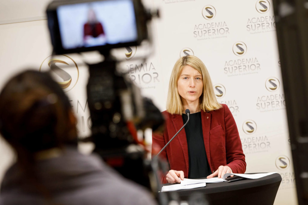 Christine Haberlander präsentiert das Dossier Demenz in OÖ