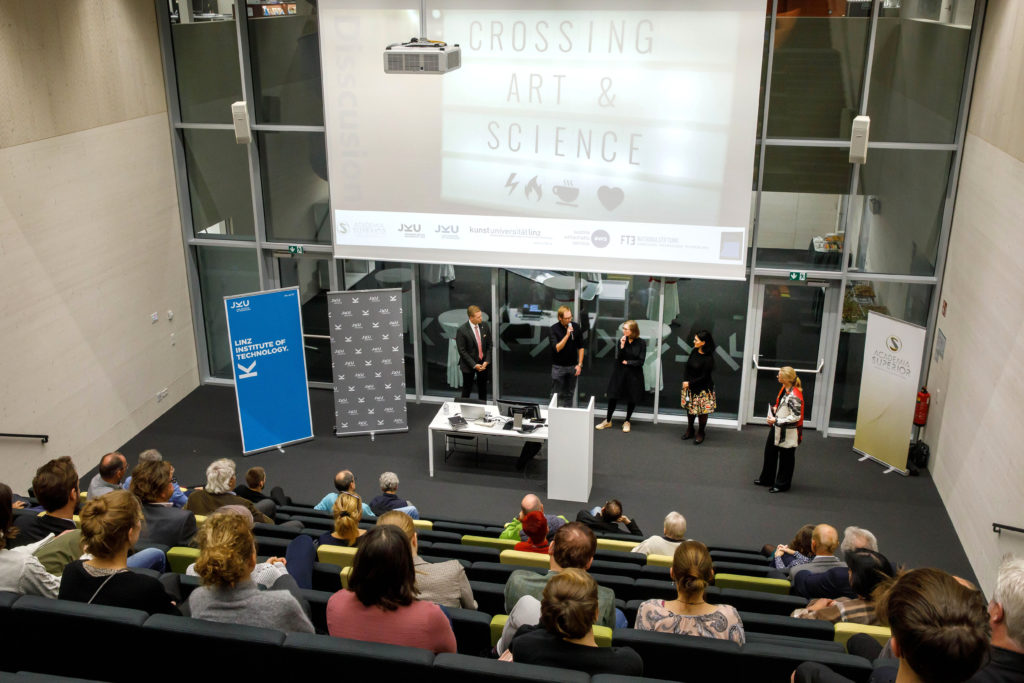Foto 4: Diskussion mit dem Publikum beim 4. Crossing Art & Science