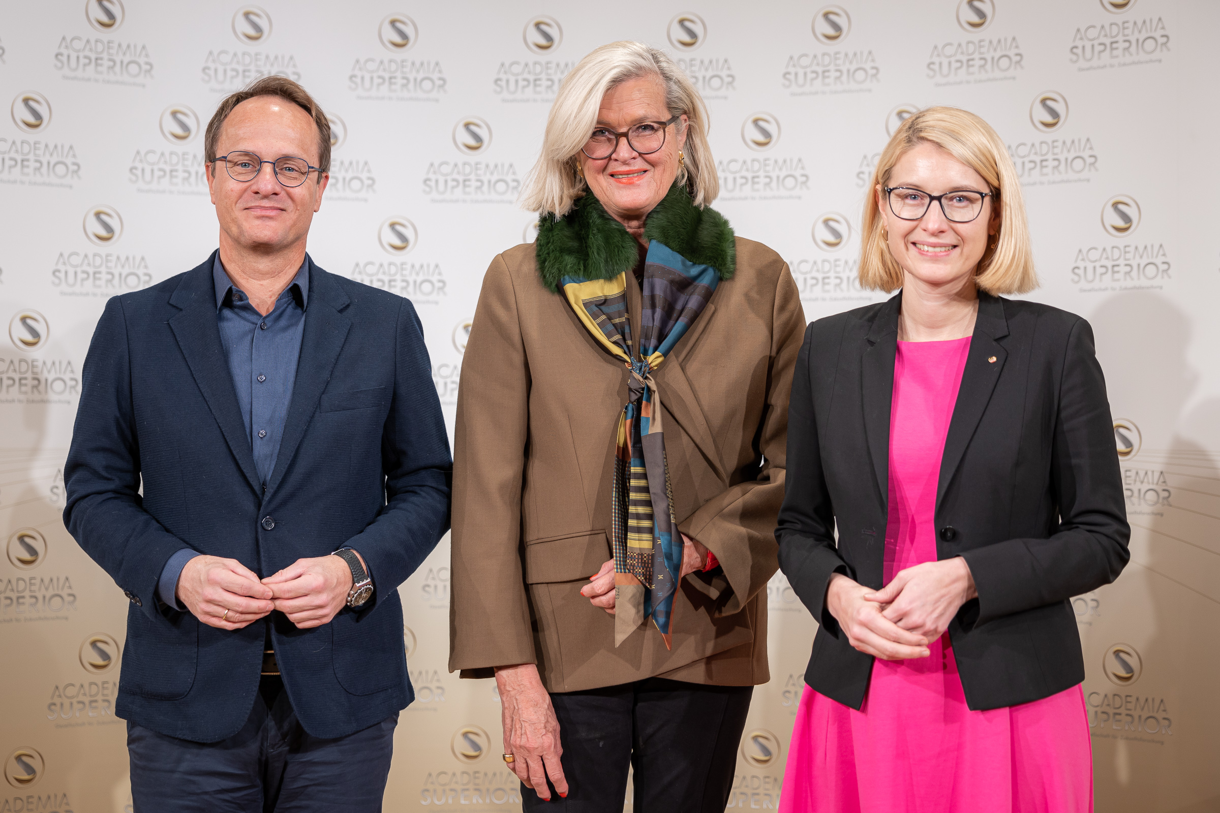 Foto 1: Univ.-Prof. Dr. Markus Hengstschläger, Außenministerin a.D. Dr. Ursula Plassnik und LH-Stv. Mag. Christine Haberlander